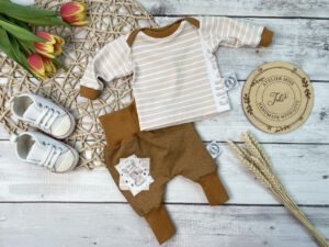 Frühchen / senfgelb Little One/ Langarmshirt mit amerk. Ausschnitt & Pumphose